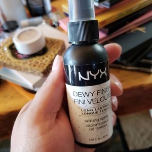 NYX Dewy setting spray